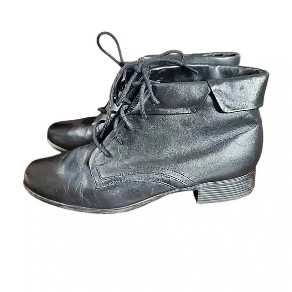 Liz Baker Vintage booties. Size 7 M - Picture 2 of 11